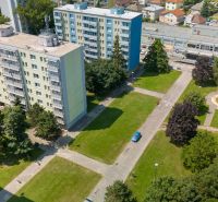 Panelové bytovky a zeleň na ulici 8. května v Piešťanech.