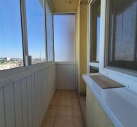 Balkon v garsonce s výhledem na Bystrickou ulici v Pezinku.