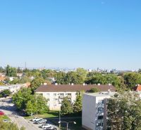 Výhled na obytnou čtvrť a zeleň, Trnava, z výšky, vhodný pro 3-pokojový byt.