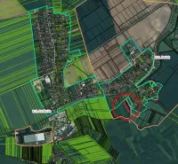 Mapa zemědělských a lesních pozemků v okolí Podhájske s barevným vyznačením území.