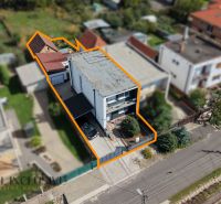 Rodinný dům v Trsticích na letecké fotografii, s označenými hranicemi pozemku.