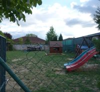 Zahrada s klouzačkou u 4pokojového bytu na Družstevní ulici v Hamuliakovu.