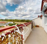 Balkon s výhledem na zeleň na Družstevní ulici, Hamuliakovo, 4pokojový byt.