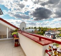 Balkon s výhledem na Družstevní ulici v Hamuliakovu nabízí prostor 4pokojového bytu.
