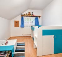 Dětský pokoj v rodinném domě s modrou dekorací a podlahou s dřevěným dekorem.