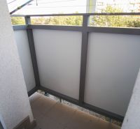 Balkon v 2-pokojovém bytě s výhledem na zeleň v Nových Zámcích.