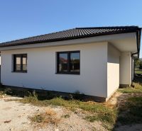 Rodinný dům na Hlavní ulici v Preseľanech s bílou fasádou a šikmou střechou.