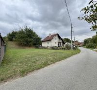 Obytný dům a ulice na předměstí Medzianok, pozemky na bydlení s trávníkem.