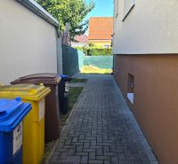 Rodinný dům na Kupeckého ulici v Piešťanech, odpadkové koše, úzký chodník.