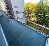 Balkon v 3-pokojovém bytě na ul. Obrody, Košice - městská část Západ, s výhledem do zeleně.