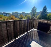 Balkón 3pokojového bytu s výhledem na zeleň na ul. Obrody, Košice - městská část Západ.