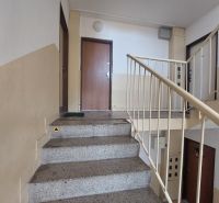 Schodiště vedoucí k bytům na Ďumbierské ulici v Nitře, blízko garsonky.