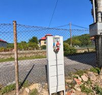 Elektrická skříň na pozemku u cesty v Sebedíně, Sebedín-Bečov, nabízí prostor k bydlení.