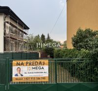 Na ulici Osvoboditelů v Humenném se nacházejí garáže na prodej.