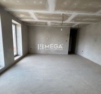 Interiér rodinného domu s neutrální podlahou a velkým oknem, připravený na úpravy.