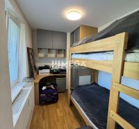 Patrová postel, pracovní stůl a podlaha s dřevěným dekorem ve 3pokojovém bytě.