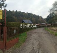 Cesta vedoucí do zahrad v Humenném lemovaná stromy a ploty s tabulí zákazu vstupu.