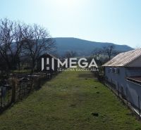 Pohled z Ptičia na Ptičie - pozemky na bydlení s výhledem na kopce.