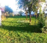 Pozemky - bydlení na zeleném pozemku v Ptičím na Ptičej obklopují stromy a zeleň.