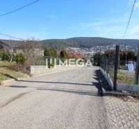 Ulice Majakovského v Humenném, výhled na Pozemky - bydlení s panoramatem města a kopců.