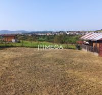 Pozemky - bydlení v Humenném, ve venkovském prostředí s výhledem na město a přírodu.