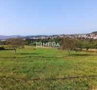 Pozemek pro bydlení v Humenném, s výhledem na městskou panorámu a zeleň.