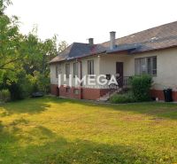 Rodinný dům ve Vyšných Ladičkovcích na ulici Vyšné Ladičkovce s travnatým dvorem a stromy.