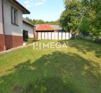 Rodinný dům ve Vyšných Ladičkovcích na ulici Vyšné Ladičkovce s prostornou zahradou a stromy.