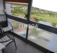 Zasklený balkon s výhledem na zeleň a vesnici, z 3-pokojového bytu.