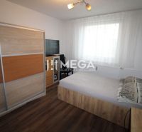 Ložnice v 3pokojovém bytě s posuvnou skříní a podlahou s dřevěným dekorem.