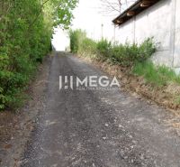 Přístupová cesta přes zeleň k pozemkům pro bydlení na Brestovské ulici v Humenném.