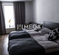 Pokoj v hotelu se dvěma postelemi, dekoracemi a podlahou s dřevěným dekorem.