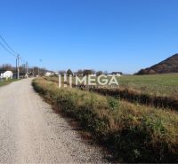 Přírodní scenérie v Jasenově vhodné na Pozemky - bydlení s polní cestou.