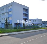 Budova na Polní ulici v Humenném, kde se nacházejí kanceláře, obklopená parkováním.