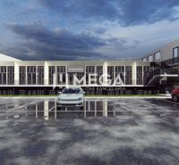 Obchodní prostory na Poľné ulici v Humenném s parkovištěm před budovou.