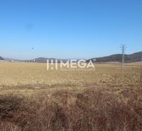 Zemědělské a lesní pozemky v Lackovcích, Lackovce s výhledem na okolní přírodu a kopce.