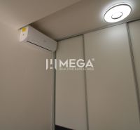 Klimatizace a osvětlení v 2-pokojovém bytě s bílými posuvnými dveřmi.