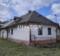 Rodinný dům v Čabinách, ulice Čabiny, s tradiční architekturou a okolní přírodou.