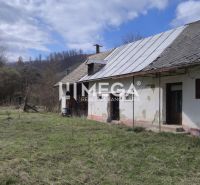 Rodinný dům v Čabinách na ulici Čabiny, obklopený přírodou s jarní atmosférou.