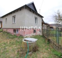 Rodinný dům v Pakostově na ulici Pakostov s prostorným dvorem a studnou.