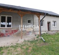 Rodinný dům v Pakostově s nezateplenou fasádou a trámovou verandou na ulici Pakostov.