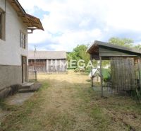 Zahrada u rodinného domu v obci Zbudská Belá, s přístřeškem a dřevěnou stavbou.