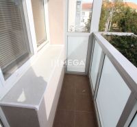 Balkon 2pokojového bytu s výhledem na Dobrianského ulici v Humenném.