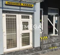 Obchodní prostory na ulici Osvoboditelů v Humenném s nápisem „Noviny Tabák“.