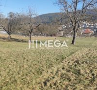 Pozemky - bydlení na Brestovské ulici v Humenném, s výhledem na město a stromy.