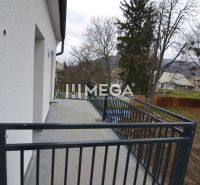 Balkon u 3pokojového bytu na ulici Pod hradem ve Strážském s výhledem do zahrady.