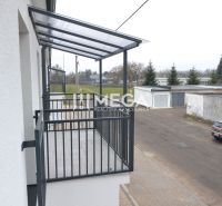 Balkon v 2-pokojovém bytě na ulici Pod hradem ve městě Strážske s výhledem na garáže.