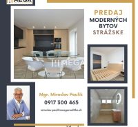 Interiér 2-pokojového bytu s moderní kuchyní, jídelním stolem, podlahou s dřevěným dekorem.