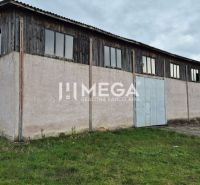 Sklady a haly v Udavském s jednopodlažní budovou se železobetonovou konstrukcí a plechovou střechou.