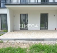 Terasa s dlážděnou podlahou u 3-pokojového bytu ve Strážském na ulici Pod Hradom.